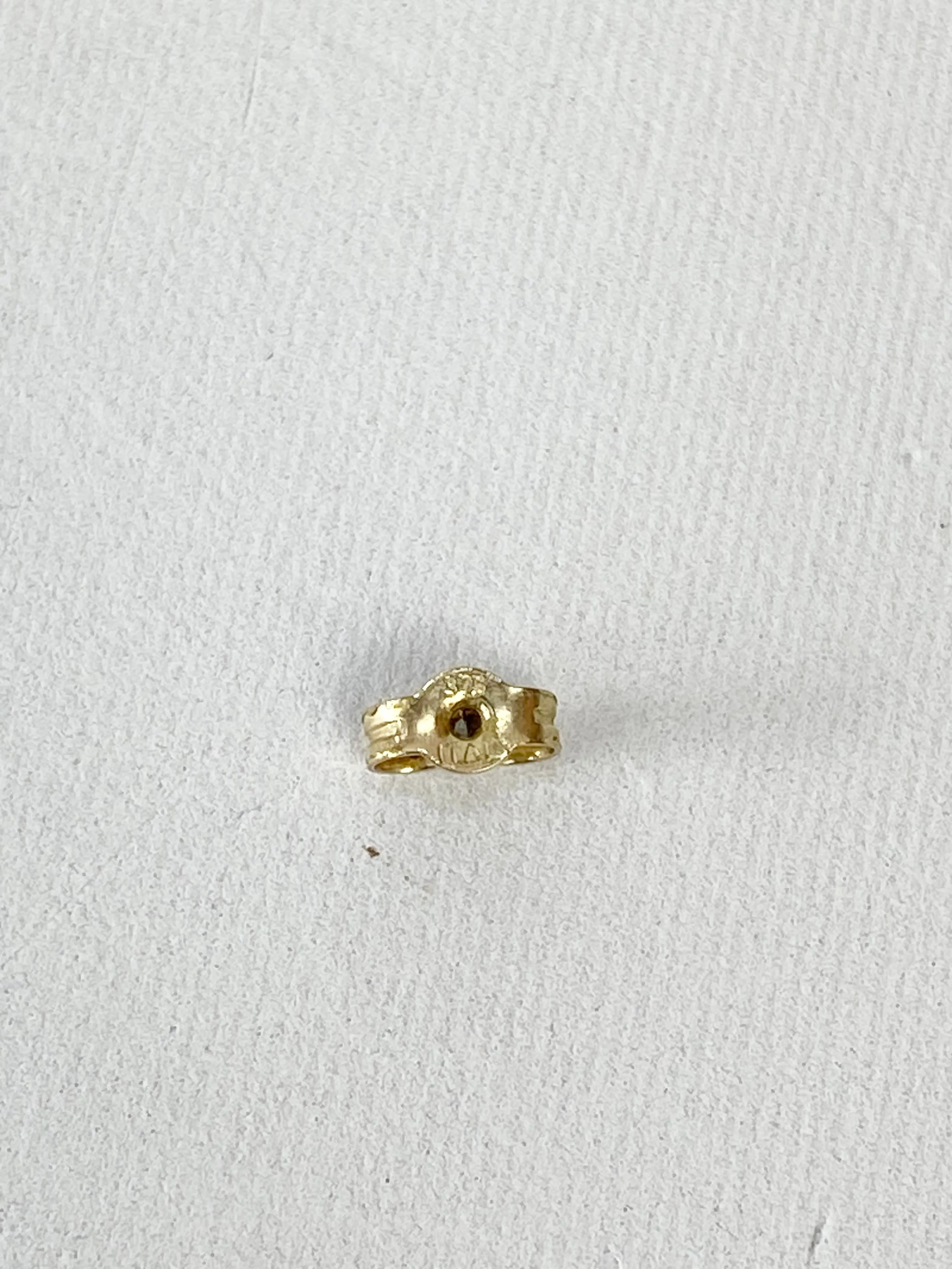 9k Gold Heart Studs 8mm